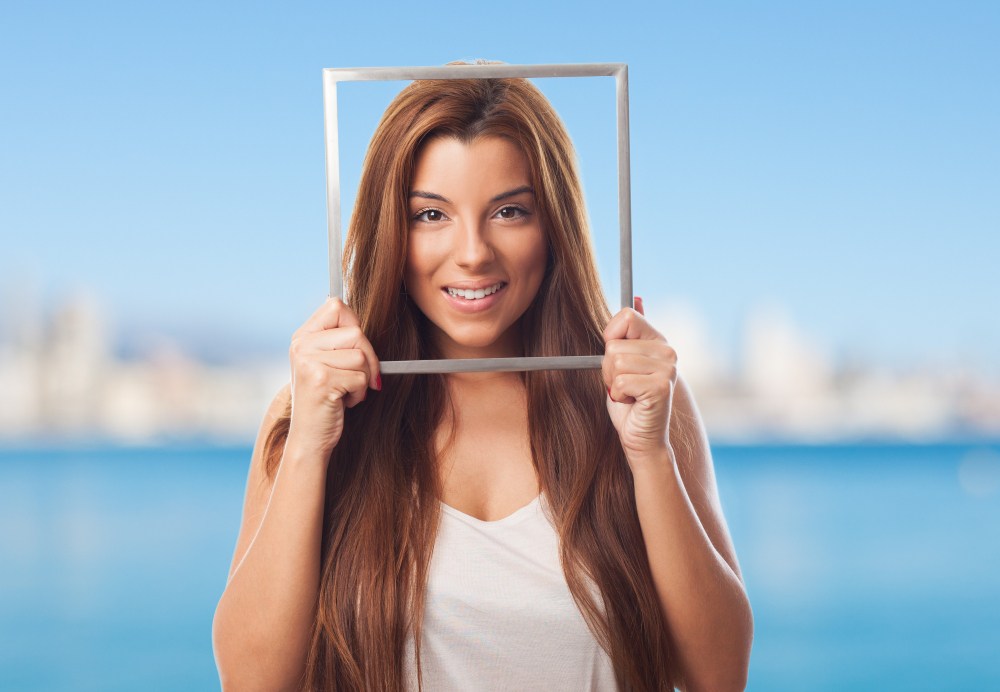 devojkase osmehuje sa blistavo belim zubima