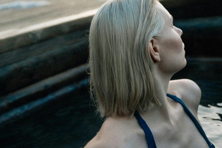 Žena u bazenu u banji