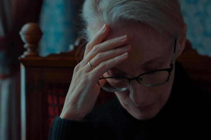 l-8861593/ Starija žena u crnoj haljini pokušava da se seti nečega